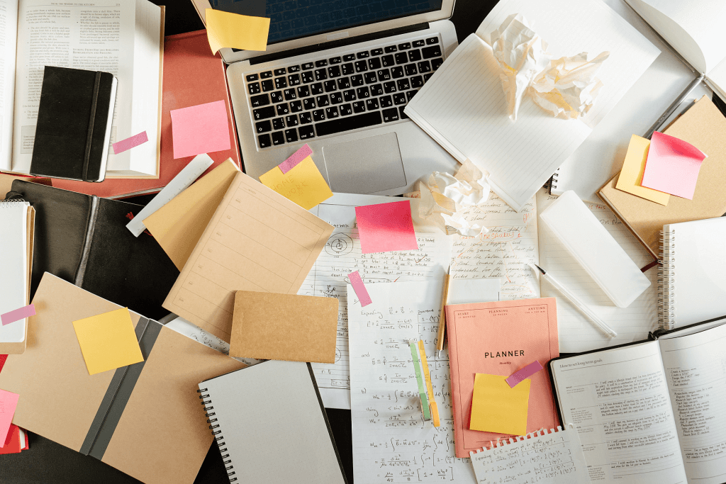 Chaos auf dem Schreibtisch? (Foto: © Cottonbro von Pexels)